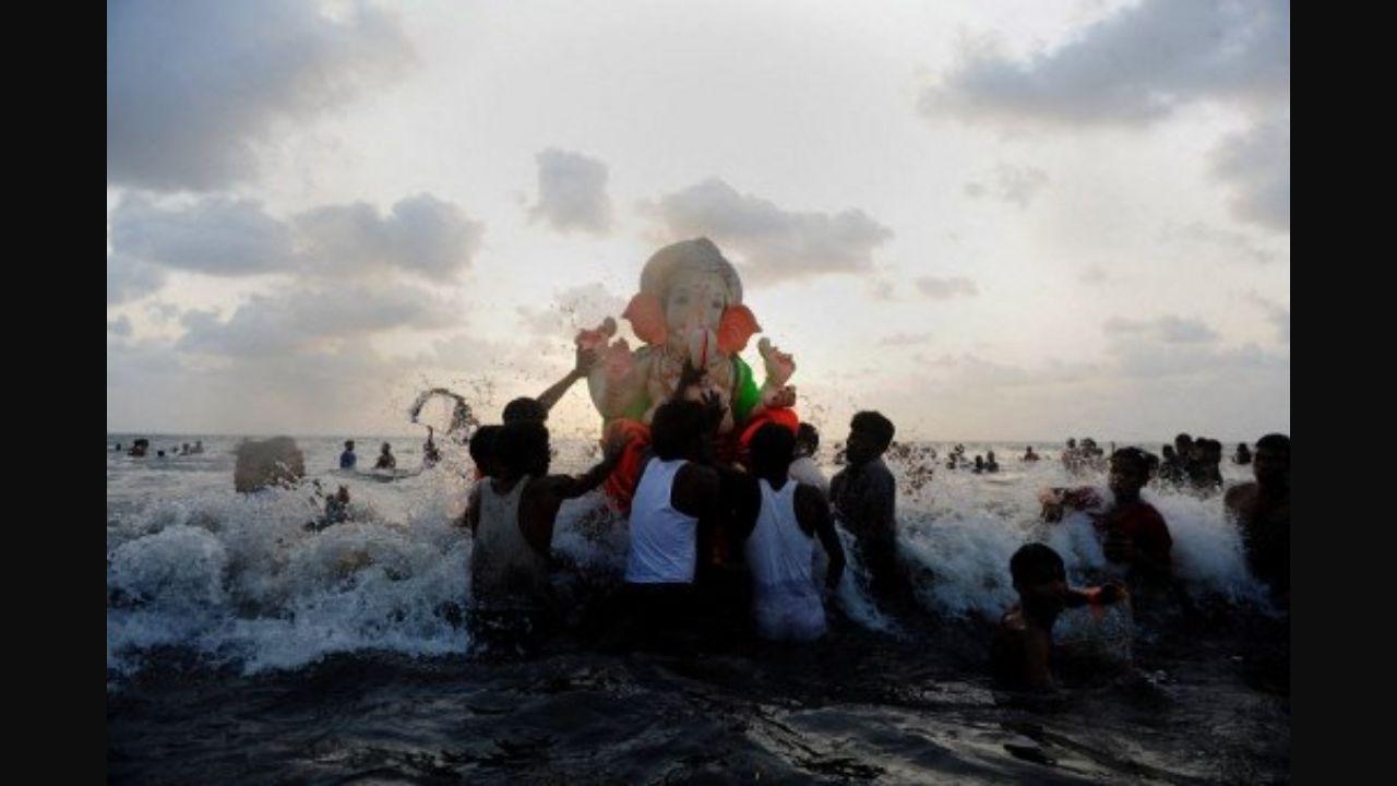 Every year, lakhs of Mumbaikars celebrate Ganesh Chaturthi. The Juhu Beach is one of the most popular spots to watch the visarjan (immersion) of the Ganpati idols, which is carried out with pomp mainly on the 10th day of the festival. Devotees and passersby in the city haven’t been able to experience this sight for the last two years due to the Covid-19 pandemic. Photo: AFP